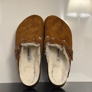 Birkenstock size 44 eu in suede acorn color with shearling interior.